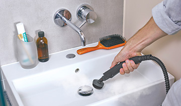 Polti Vaporetto Style cleaning the bathroom sink