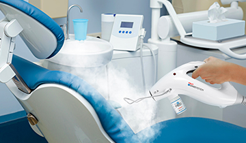 In the image, the device disinfects the surface by steam action, with the distance.